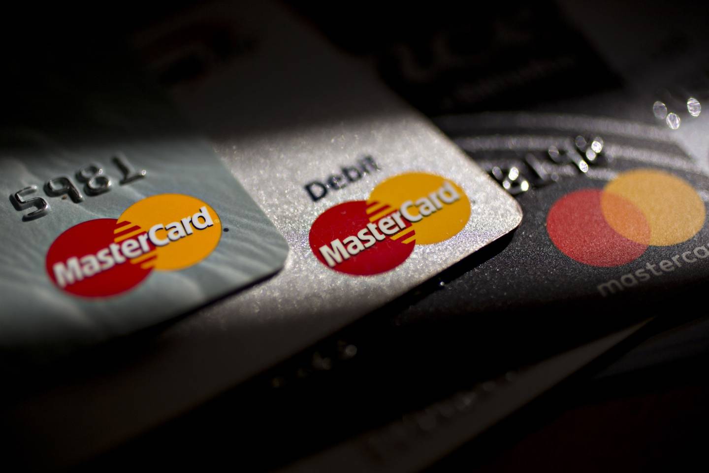 Las tarjetas de crédito y débito de Mastercard Inc. se disponen para una fotografía en Arlington, Virginia, Estados Unidos, el lunes 29 de abril de 2019.