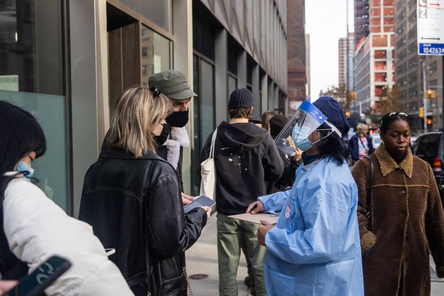 Un trabajador de salud ayuda a los residentes en un lugar de vacunación contra el Covid-19, en el barrio de Chinatown de Nueva York, el domingo 5 de diciembre de 2021.