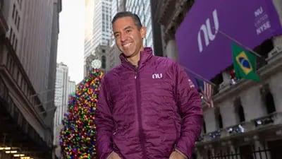 David Vélez, cofundador de Nubank, camina en Nueva York.