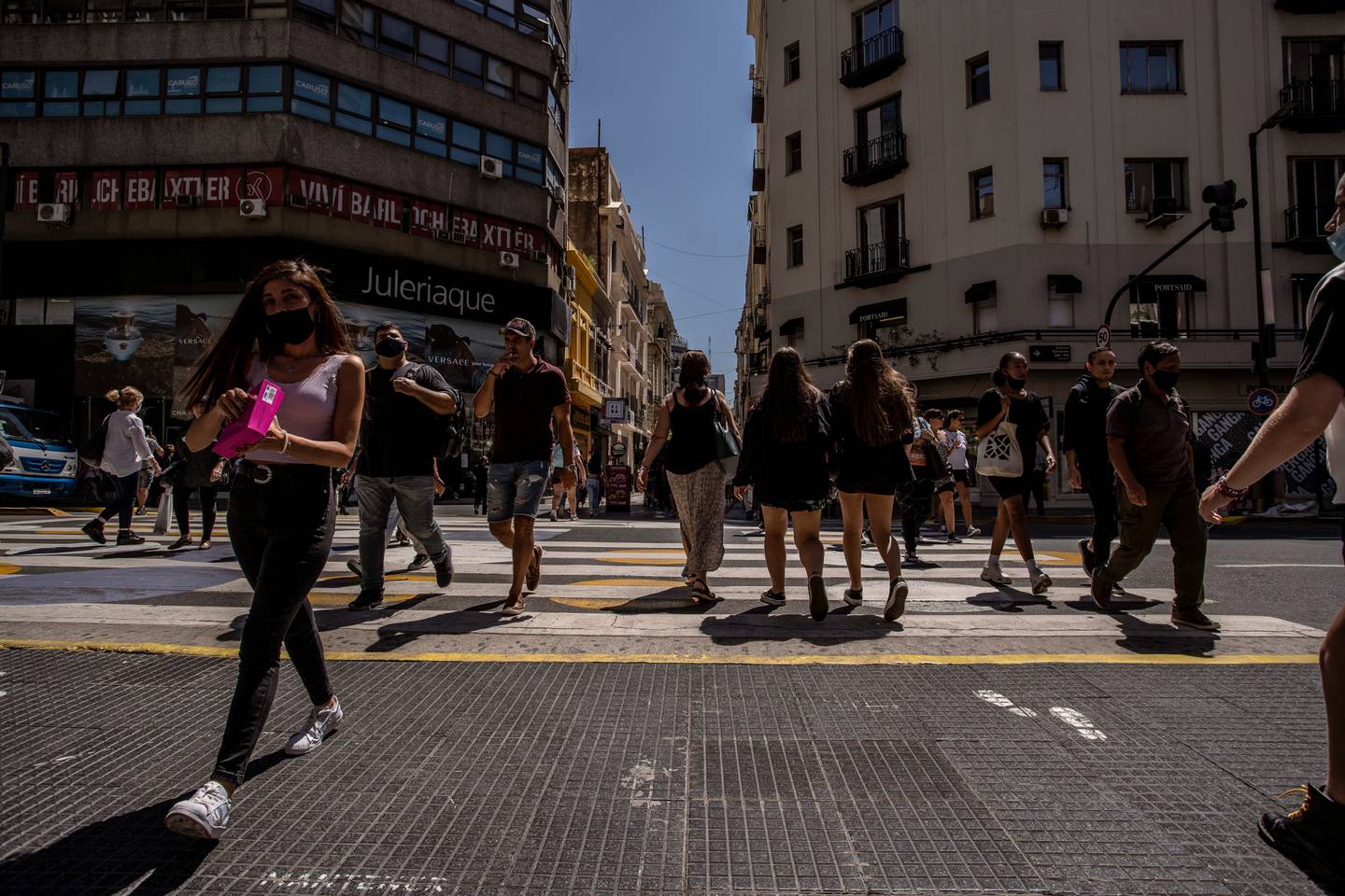 Peatones en la calle Florida en Buenos Aires, Argentina, una de las principales zonas comerciales de la ciudad porteña.Fotógrafo: Sarah Pabst/Bloomberg