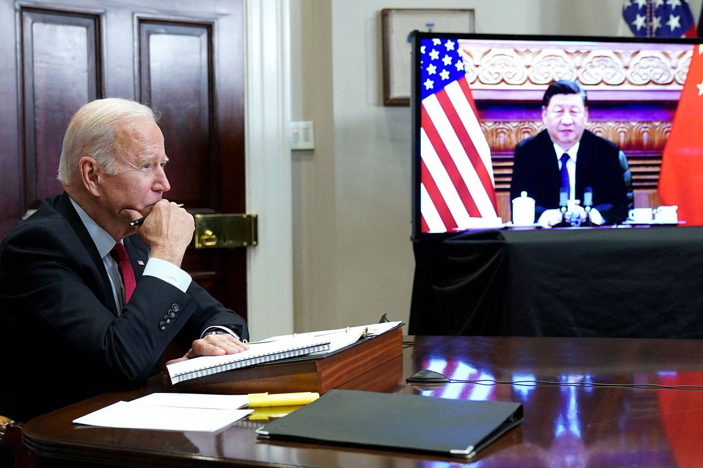 El presidente de Estados Unidos, Joe Biden, se reúne con el presidente de China, Xi Jinping, durante una cumbre virtual desde el Salón Roosevelt de la Casa Blanca en Washington, DC, el 15 de noviembre de 2021.