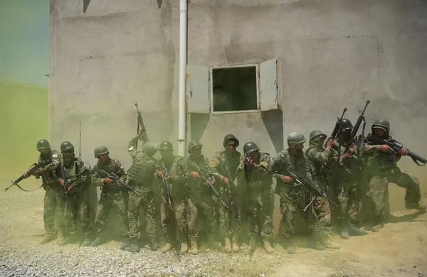 En esta fotografía tomada el 1 de mayo de 2017, soldados del Ejército Nacional Afgano (ANA) se entrenan en el centro de entrenamiento militar de Kabul (KMTC) en las afueras de Kabul.