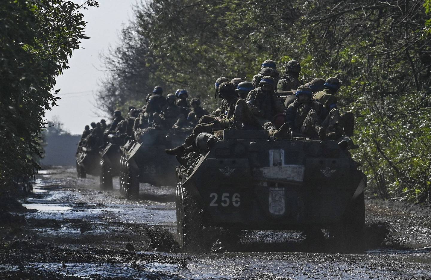 Soldados ucranianos en vehículos de combate de infantería en Novoselivka, el 17 de septiembre de 2022, cuando la guerra entre Rusia y Ucrania entra en su día 206.