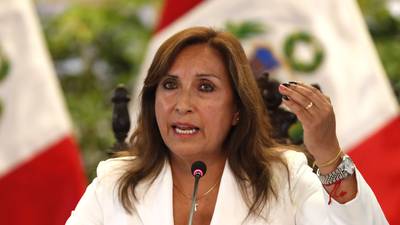 Congresistas de Perú presentan moción de vacancia contra presidenta Dina Boluartedfd