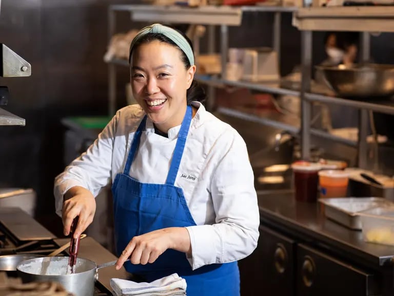 La chef Jae Jung está especializada en cocina coreana-cajún en KJun, en el East Village. Fotógrafo: Clay Williams/Bloomberg
dfd