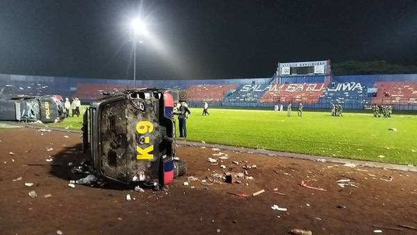 Tragedia en Indonesia: se reportan 127 muertos por disturbios en partido de fútboldfd