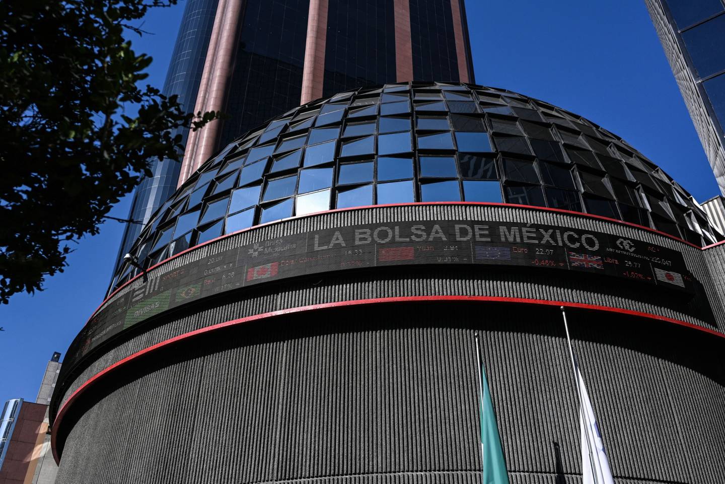 La estimación más pesimista ubica al IPC de la Bolsa Mexicana en los 43.420 unidades proyectado por SANTEF, nivel que representa una contracción de 7,42%.