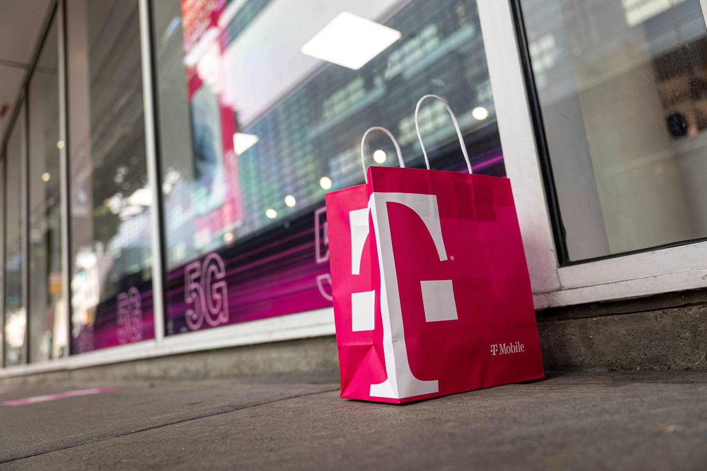 Una bolsa de la marca T-Mobile delante de una tienda en San Francisco, California, EE.UU., el martes 16 de marzo de 2021. T-Mobile US Inc.