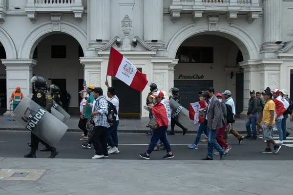 A revolta do Peru está reverberando em toda a América Latina, mas não como seria de se esperar