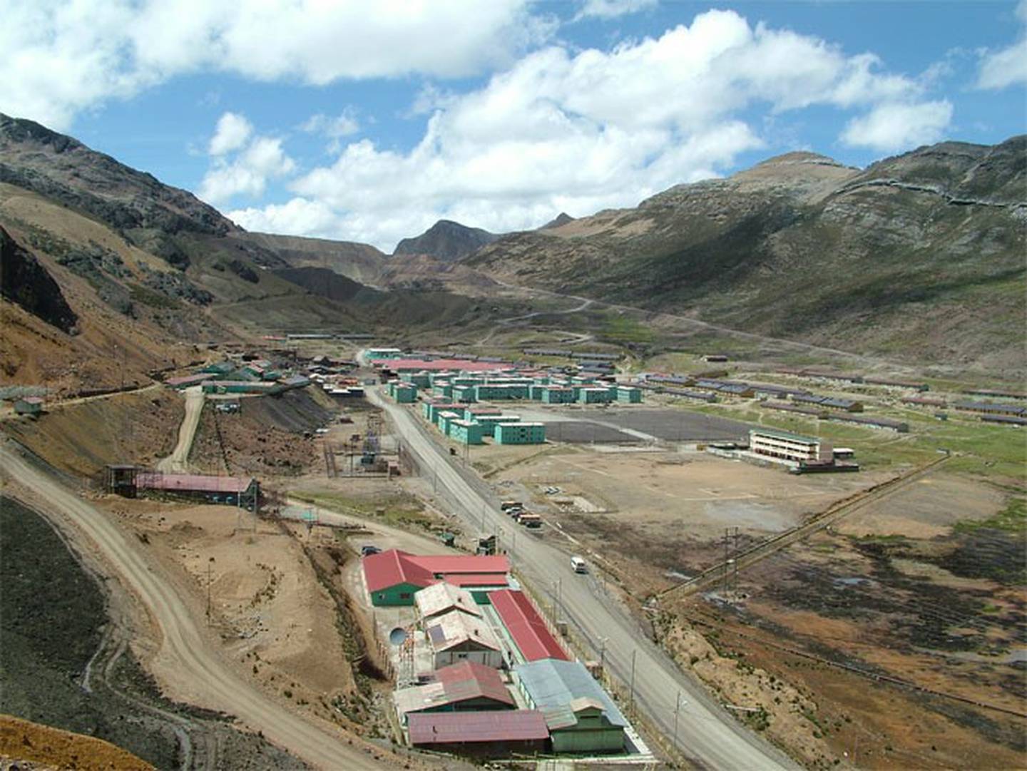 Compañía Minera Volcan se posiciona como uno de los mayores productores mundiales de zinc, plomo y plata a nivel global con sus operaciones concentradas en la sierra central de Perú. La compañía opera un total de 12 minas.dfd