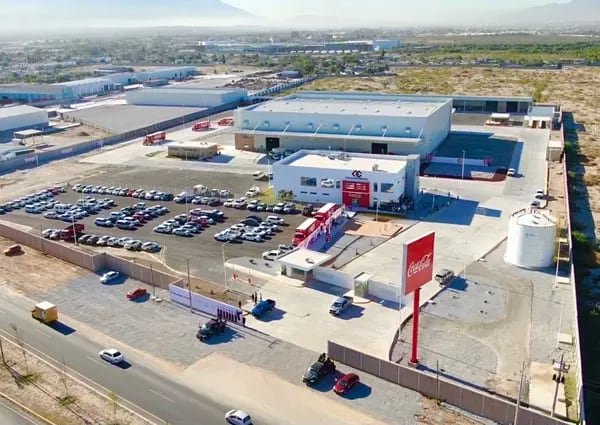 El embotellador de productos Coca-Cola inauguró un nuevo centro de distribución en Monclova, en el norte de México, en el que invirtió MXN $216 millones. (Foto cortesía de Arca Continental)
