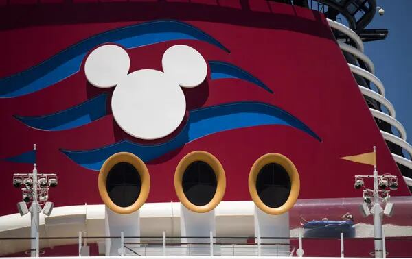 Passageiros no navio do Disney Dream em Port Canaveral, na Flórida
