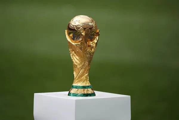 El trofeo de la Copa Mundial se encuentra en exhibición antes de ser presentado al equipo de fútbol francés después del partido final de la Copa Mundial de la FIFA en Moscú, Rusia, el domingo 15 de julio de 2018