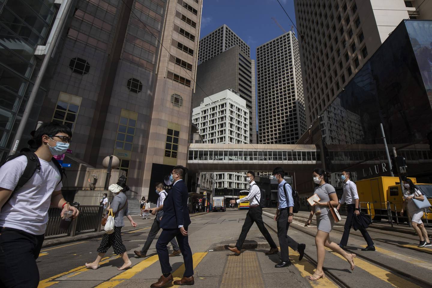 Pedestres no centro de Hong Kong: semana começa com alta de ações de empresas chinesas