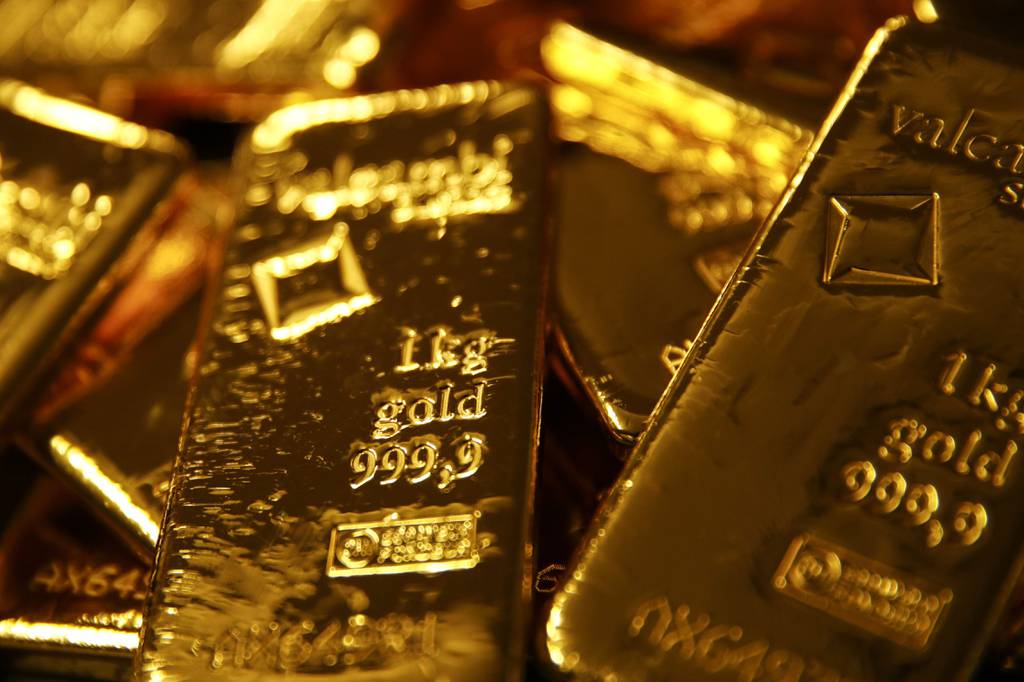 Gold heads for weekly decline amid mixed signals from Fed officials