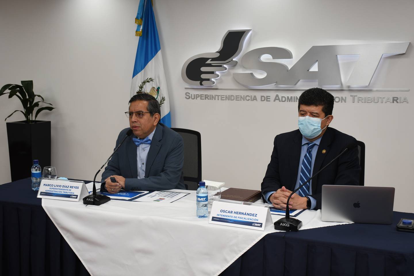 Marco Livio Díaz, jefe de la SAT Guatemala y Óscar Hernández, intendente de Fiscalización, informaron sobre los casos de evasión en compraventas inmobiliarias.dfd
