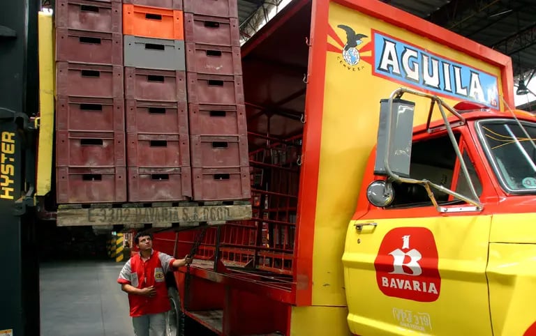 Un trabajador supervisa la carga de cajas de cerveza Águila en un camión de reparto en la fábrica de cerveza Bavaria SA en Bogotá, Colombia.dfd