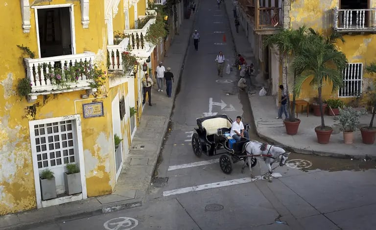 Un hombre conduce una carroza en Cartagena, la quinta ciudad más grande de Colombia, un centro de actividad económica en el Caribe, así como un popular destino turístico.dfd