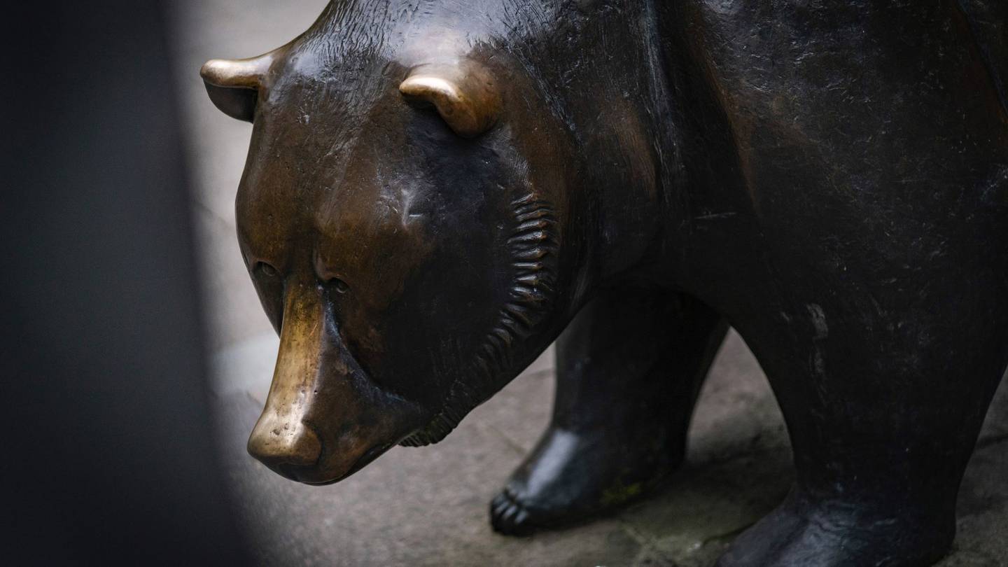 Una estatua de un oso afuera de la bolsa de valores de Frankfurt