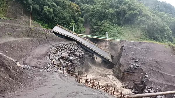 Oleoductos de Ecuador paran bombeo de crudo tras colapso de puente en Amazoníadfd
