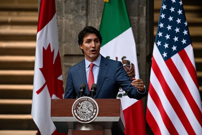 El presidente de Canadá, Justin Trudeau, durante el mensaje a medios en el patio central de Palacio Nacional.dfd