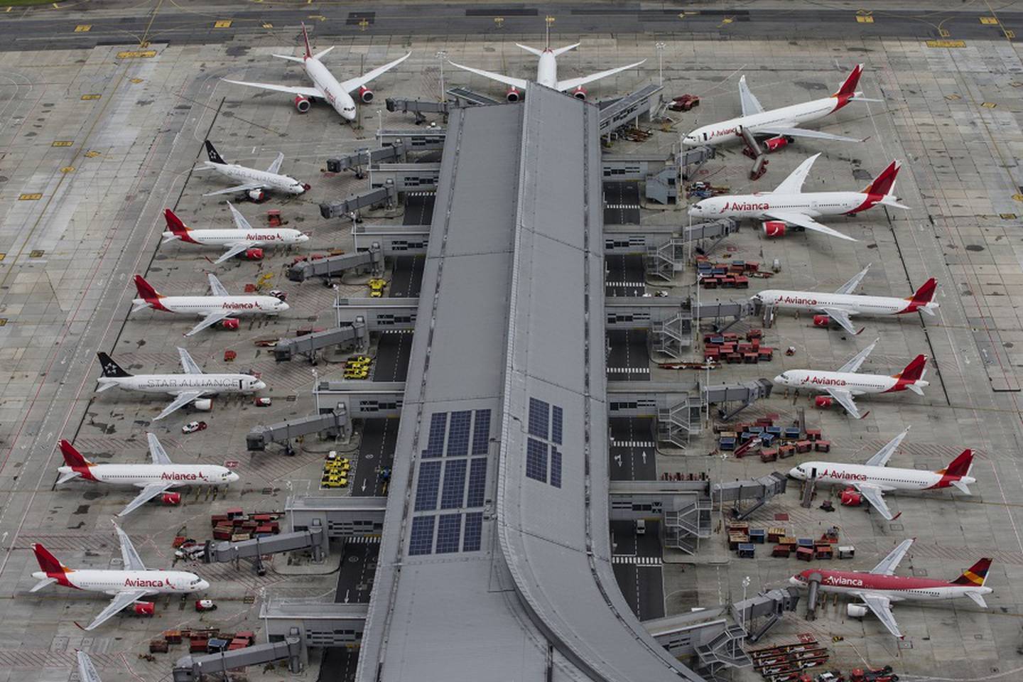 Los aviones de Avianca Holdings SA se encuentran estacionados en el Aeropuerto Internacional El Dorado en esta fotografía aérea tomada sobre Bogotá, Colombia, el martes 7 de abril de 2020.