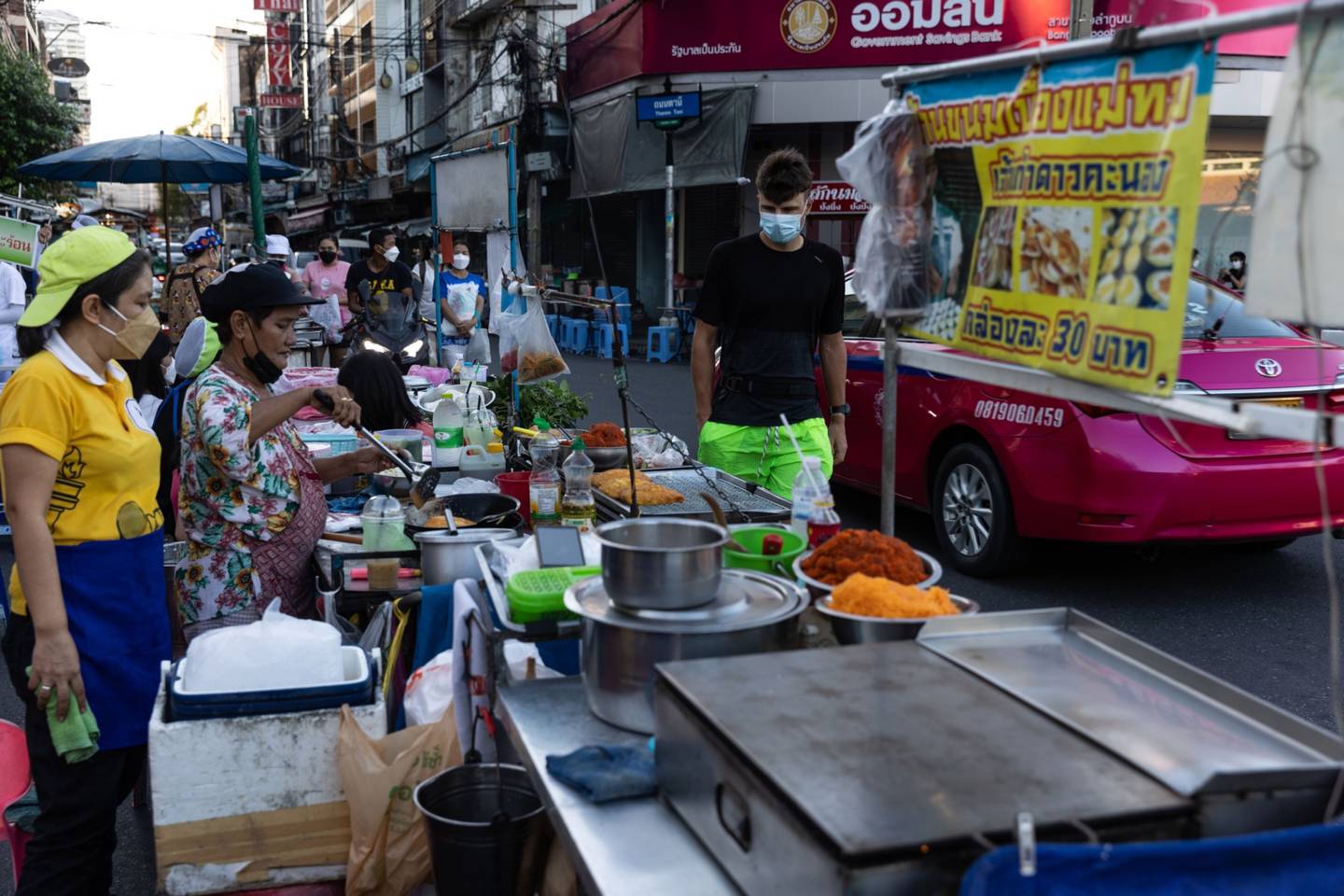 Vendedores preparam comida em barracas de rua perto da Khaosan Road, em Bangkok