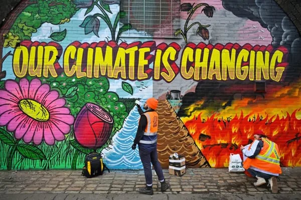 Artistas pintan un mural junto a la autopista Clydeside, cerca del Scottish Events Centre, que acogerá la Cumbre del Clima de la ONU COP26 a finales de este mes, el 13 de octubre de 2021 en Glasgow, Escocia.  Fotógrafo: Jeff J Mitchell/Getty Images