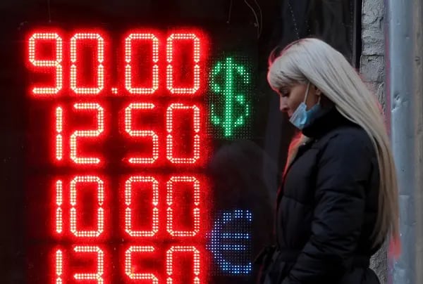 Un cartel muestra los tipos de cambio de moneda extranjera al rublo ruso en una oficina de cambio en Moscú, Rusia, el lunes 28 de febrero de 2022.