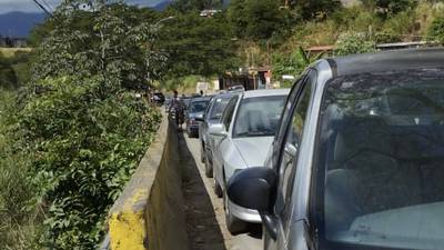 Nueva crisis de gasolina en Venezuela: Más de 8 horas en cola para cargar combustibledfd