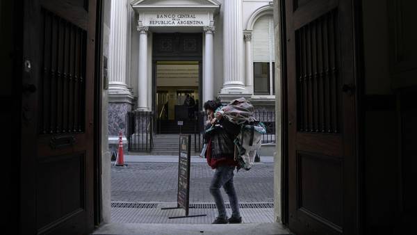 Subir tasas de interés: ¿es eficiente para contener inflación y dólar en Argentina?dfd