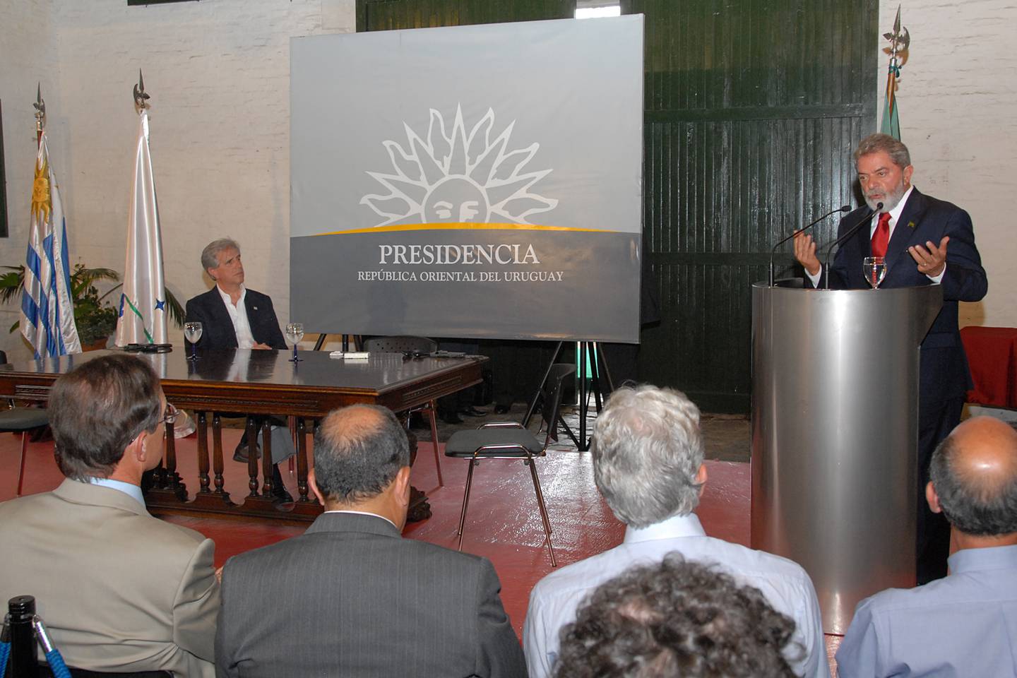El presidente brasileño Luiz Inácio Lula da Silva brinda una declaración ante los medios durante una visita a Uruguay en febrero de 2007 y ante la mirada de Tabaré Vázquez. Fotografía: Presidencia de la República.dfd