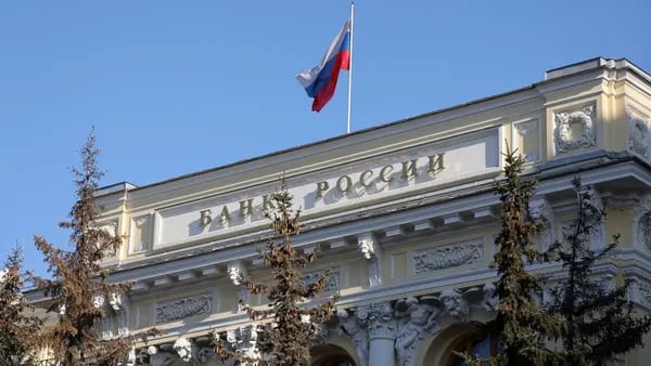Rusia mantiene tasas en máximos de 19 años a medida que guerra impulsa inflacióndfd