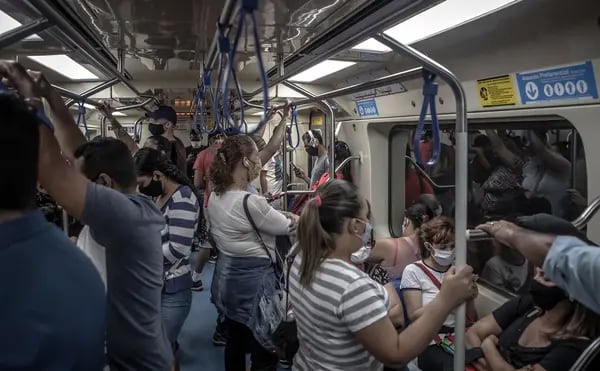 Viajeros en un tren de Sao Paulo, Brasil, un país en el que el 66% de las mujeres que abandonaron la fuerza de trabajo el año pasado siguen desempleadas. Fotógrafo: Jonne Roriz/Bloomberg
