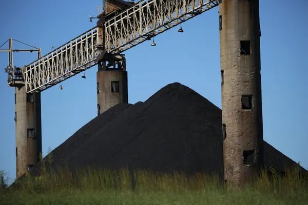 Un montaña de carbón en la mina de Peabody Energy Francisco, en Francisco, Indiana, EE.UU., el jueves 22 de septiembreon, 2021. El carbón está cotizando a niveles altos, lo que hace que el índice de referencia del sector esté en camino de alcanzar un récord.