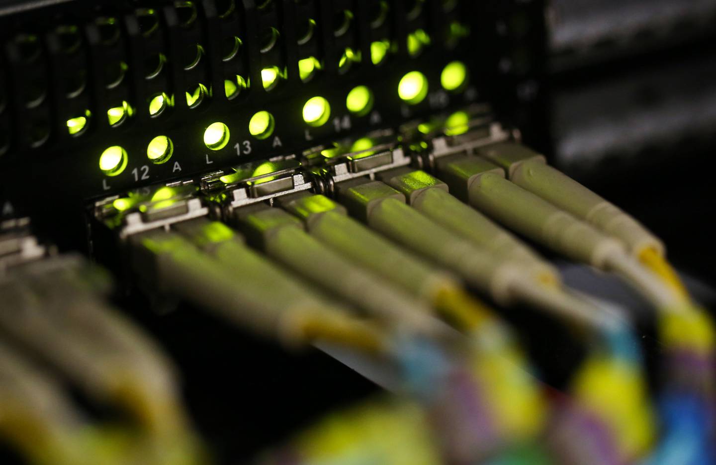 Los cables de fibra óptica se alimentan a un servidor dentro de una sala de comunicaciones en una oficina en Londres, Reino Unido.
