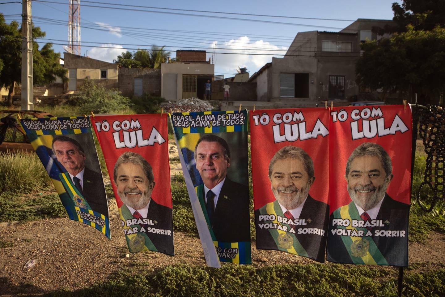Toallas con las caras de Lula da Silva y Jair Bolsonaro