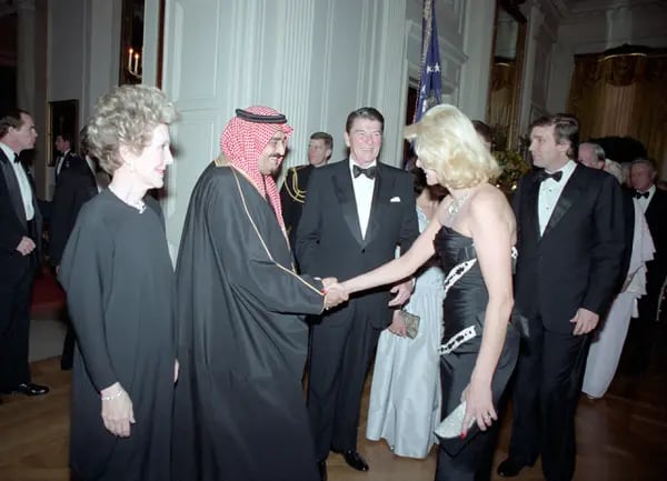 Ivana y Donald Trump en la recepción durante la cena de Estado para el Rey Fahd de Arabia Saudita con el presidente de EE.UU. Ronald Reagan y la primera dama, Nancy Reagan. Crédito: Michael Evans/Wikimedia