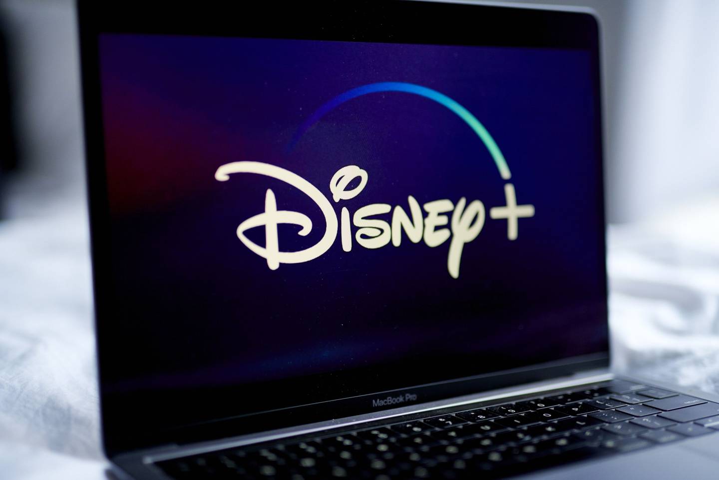 El logo de Disney+ en una computadora portátil en Nueva York, el miércoles 18 de noviembre de 2020. Aunque el titán del entretenimiento aún se tambalea por la pandemia, el crecimiento de Disney+ ha suavizado el golpe.