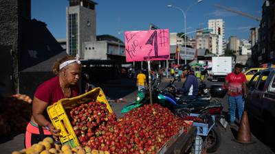 El salario mínimo venezolano retrocedió 75% en divisas desde su último aumentodfd