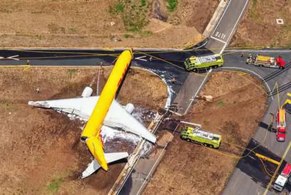 Se trata de una aeronave Boeing 757 que avanzó por la pista de aterrizaje y durante las maniobras de frenado, hace un giro de 180 ° y se despista. Foto: cortesía