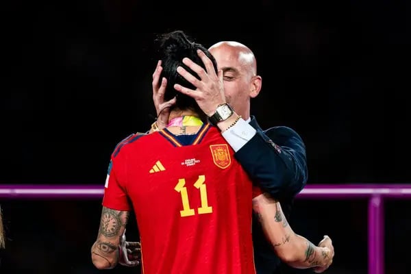 Luis Rubiales besa a Jennifer Hermoso, de España, durante la ceremonia de entrega de medallas de la Copa Mundial Femenina de la FIFA.