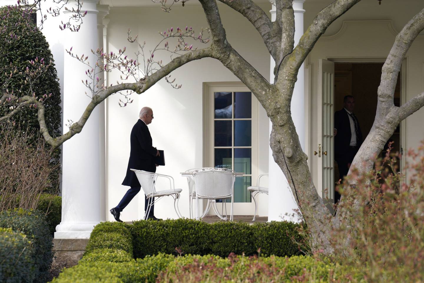 El presidente de EEUU, Joe Biden, camina por el jardín sur de la Casa Blanca tras llegar en el Marine One en Washington, DC, EEUU, el lunes 27 de febrero de 2023.