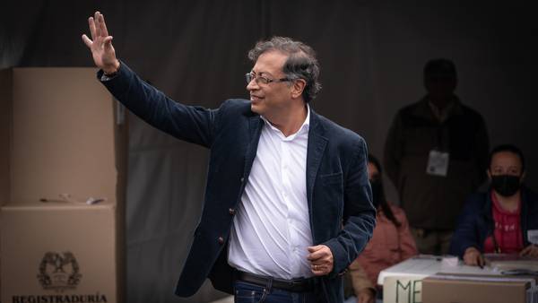 ¿Qué debe hacer Gustavo Petro para atraer más dólares a la economía colombiana?dfd