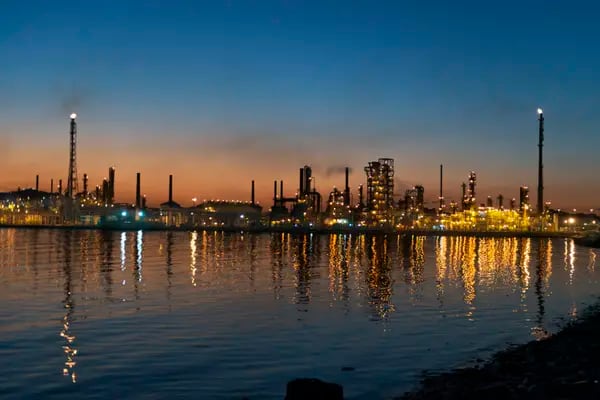 La refinería de ANCAP está ubicada sobre la bahía de Montevideo, en el barrio La Teja. Foto: ANCAP