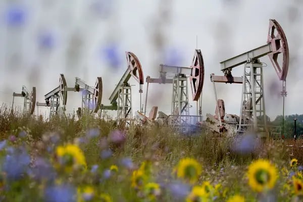 Extracción de petróleo, en un campo petrolífero cerca de Almetyevsk, Rusia, el domingo 16 de agosto de 2020.