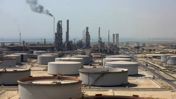 Arábia Saudita contém expansão do petróleo e coloca dúvidas sobre demanda globaldfd