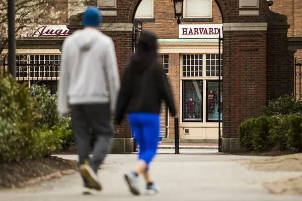 Peatones caminan por Harvard Yard en el campus cerrado de la Universidad de Harvard en Cambridge, Massachusetts, EE.UU., el lunes 20 de abril de 2020.
