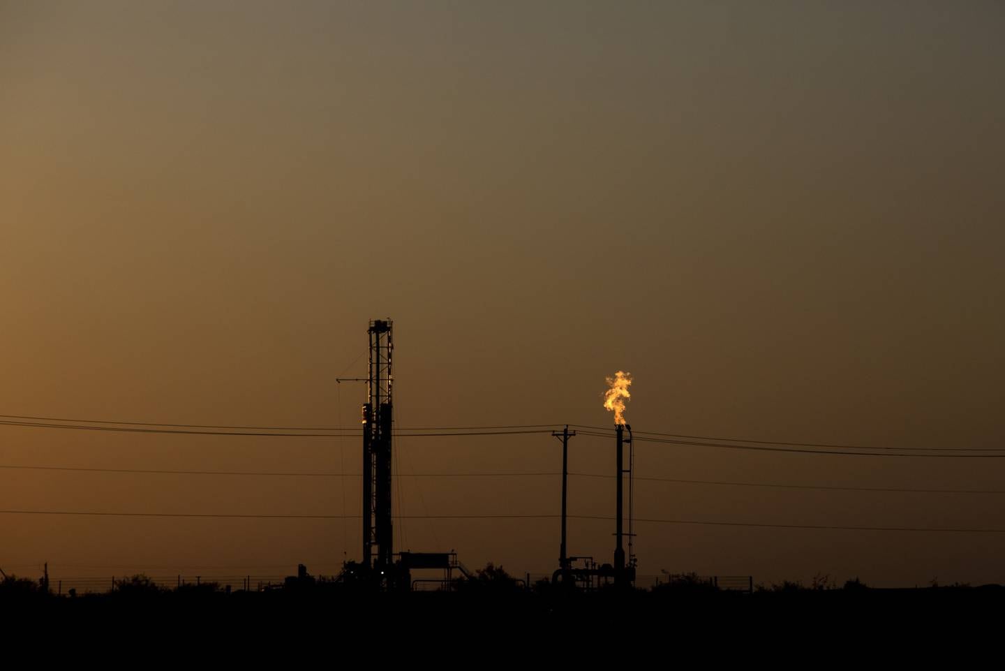 Una llamarada de gas se ve en un campo al atardecer cerca de Pecos, Texas, EE.UU.