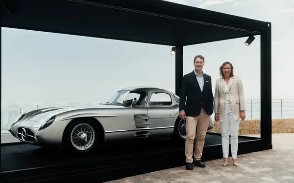 Ola Källenius (izquierda), presidente de Mercedes-Benz, y Renata Jundo Brungger, miembro del consejo de administración de Mercedes-Benz Group AG, ante el coupé de 1955 que ha batido el récord.
